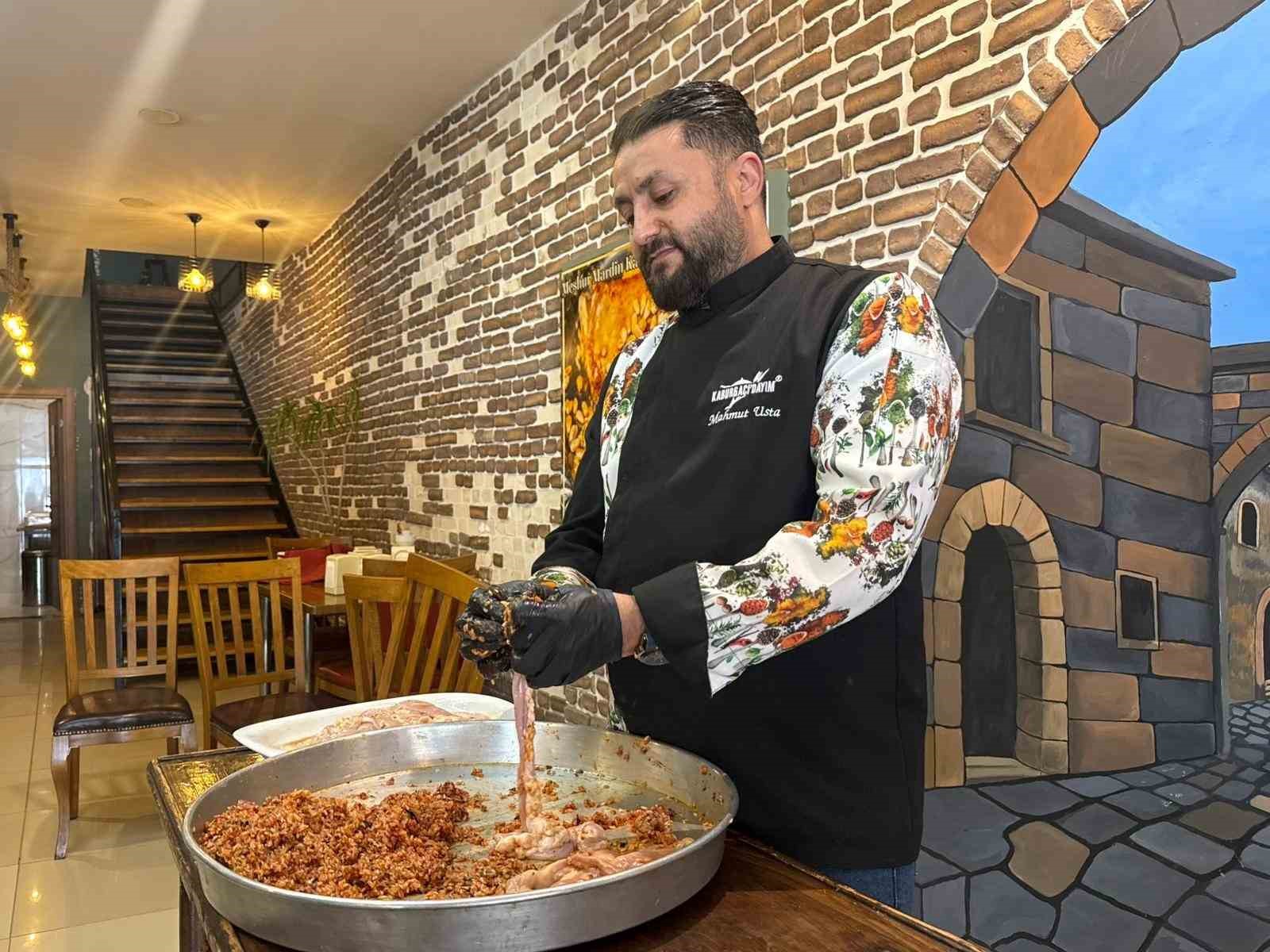 12 metrelik mumbar dolmasıyla Mardin mutfağına dikkat &ccedil;ektiler
