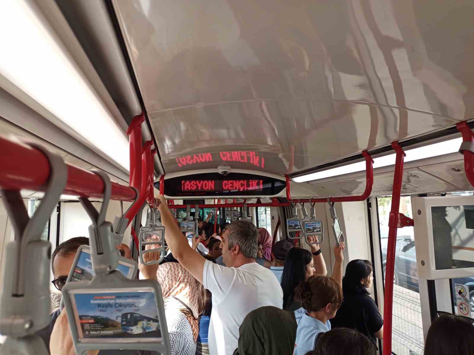 Otob&uuml;s ve tramvayda yoğunluk arttı: G&uuml;nl&uuml;k yolcu sayısı 200 bine dayandı
