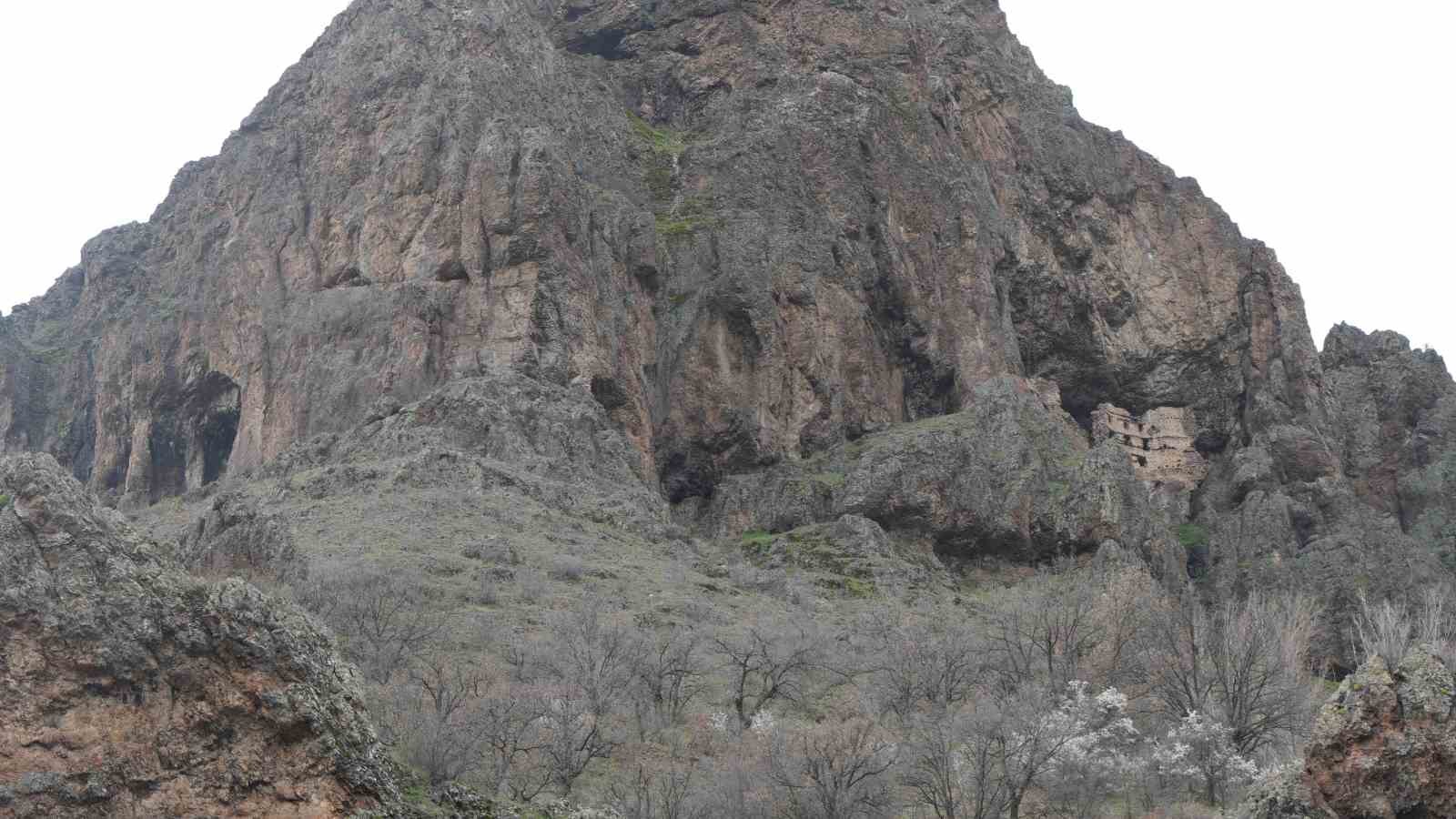S&uuml;mela&rsquo;yı andıran Alicin Manastırı doğal yapısıyla dikkat &ccedil;ekiyor
