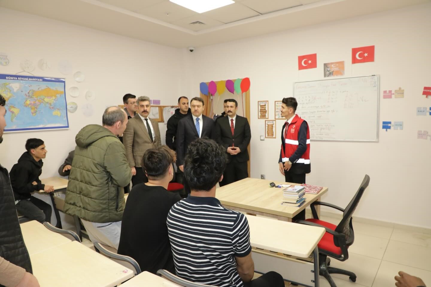 Vali Işın, Geri Gönderme Merkezi’ni inceledi