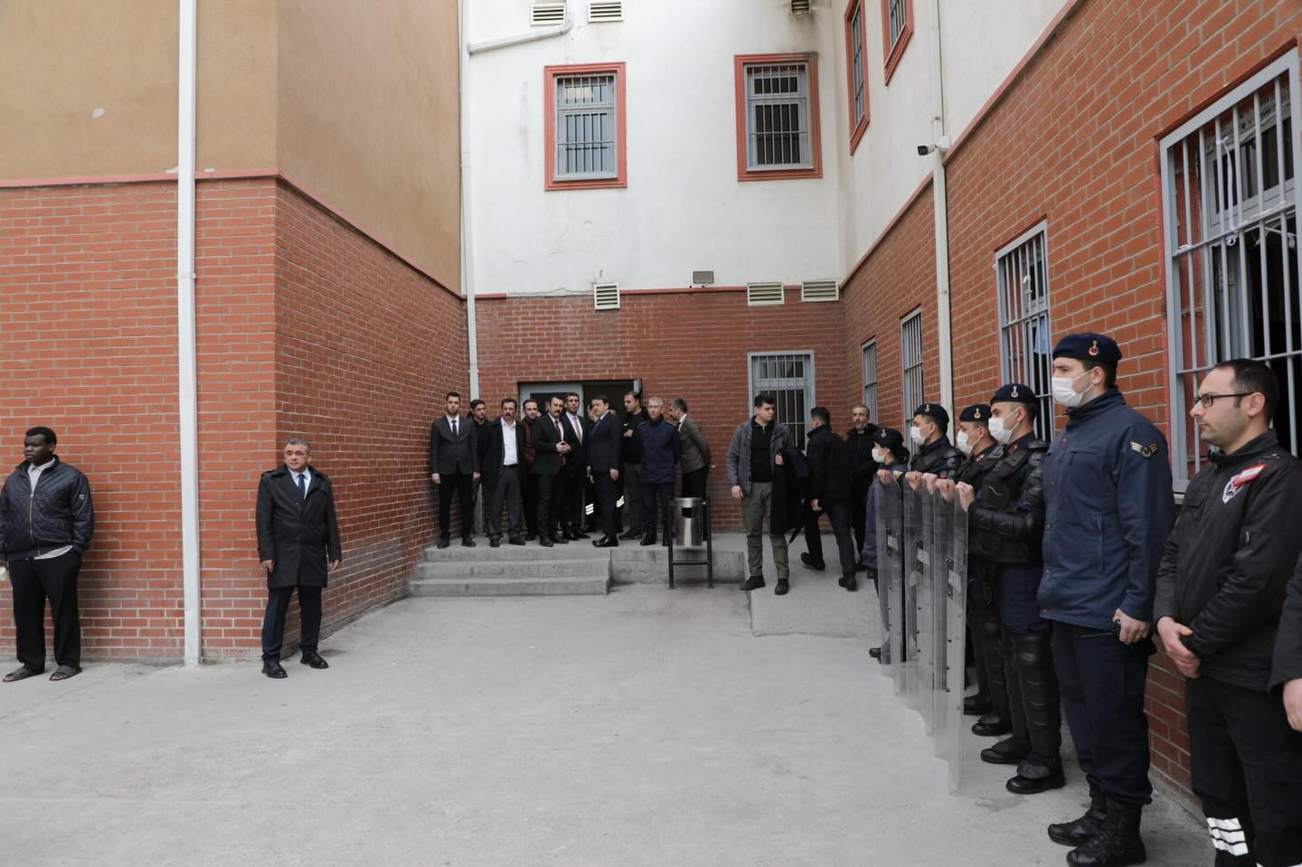 Vali Işın, Geri G&ouml;nderme Merkezi&rsquo;ni inceledi
