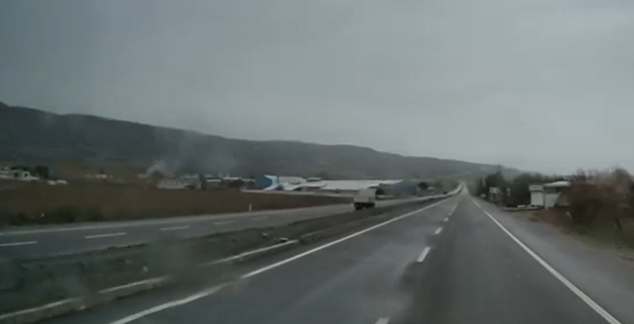 Ters y&ouml;ne giren kamyonetin tehlikeli yolculuğu kameraya yansıdı
