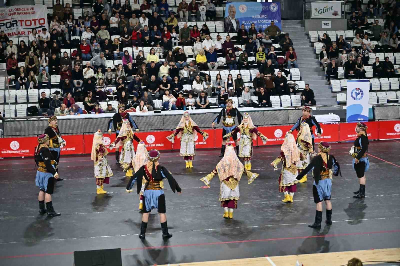 Halk oyunları yarışmasına Manisa Büyükşehir Belediyespor damga vurdu