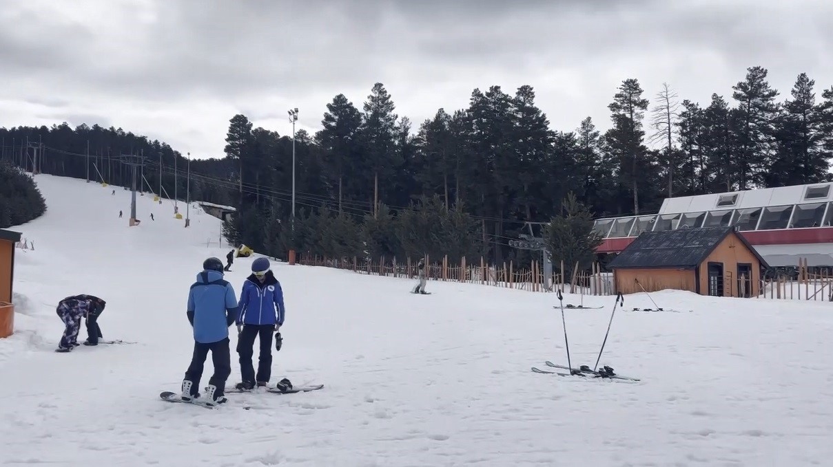 Kars’ta bahar ortasında kayak keyfi: Sarıkamış’ta sezon nisanda da sürüyor
