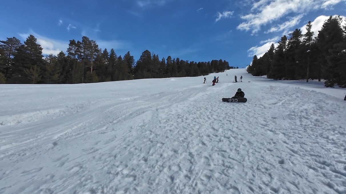 Kars&rsquo;ta bahar ortasında kayak keyfi: Sarıkamış&rsquo;ta sezon nisanda da s&uuml;r&uuml;yor
