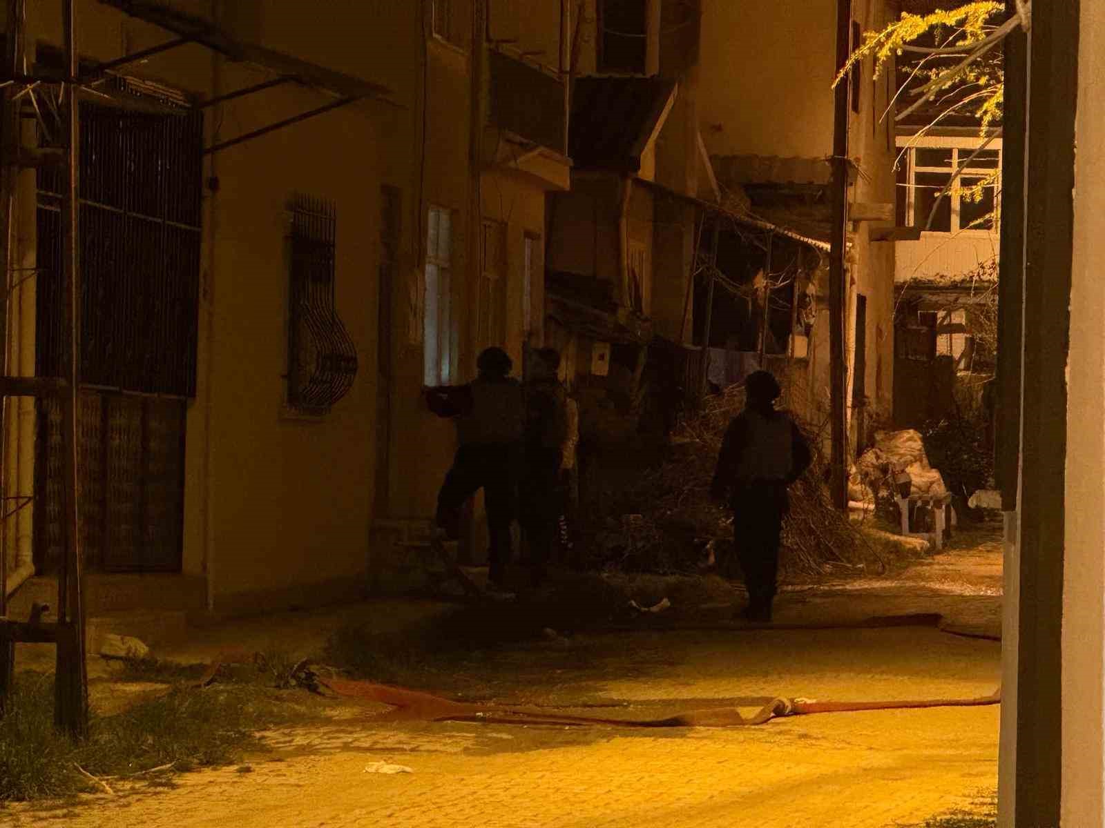 Isparta’da 3 evi kundaklayıp başka bir eve giren yaşlı adam 10 saatte ikna edildi