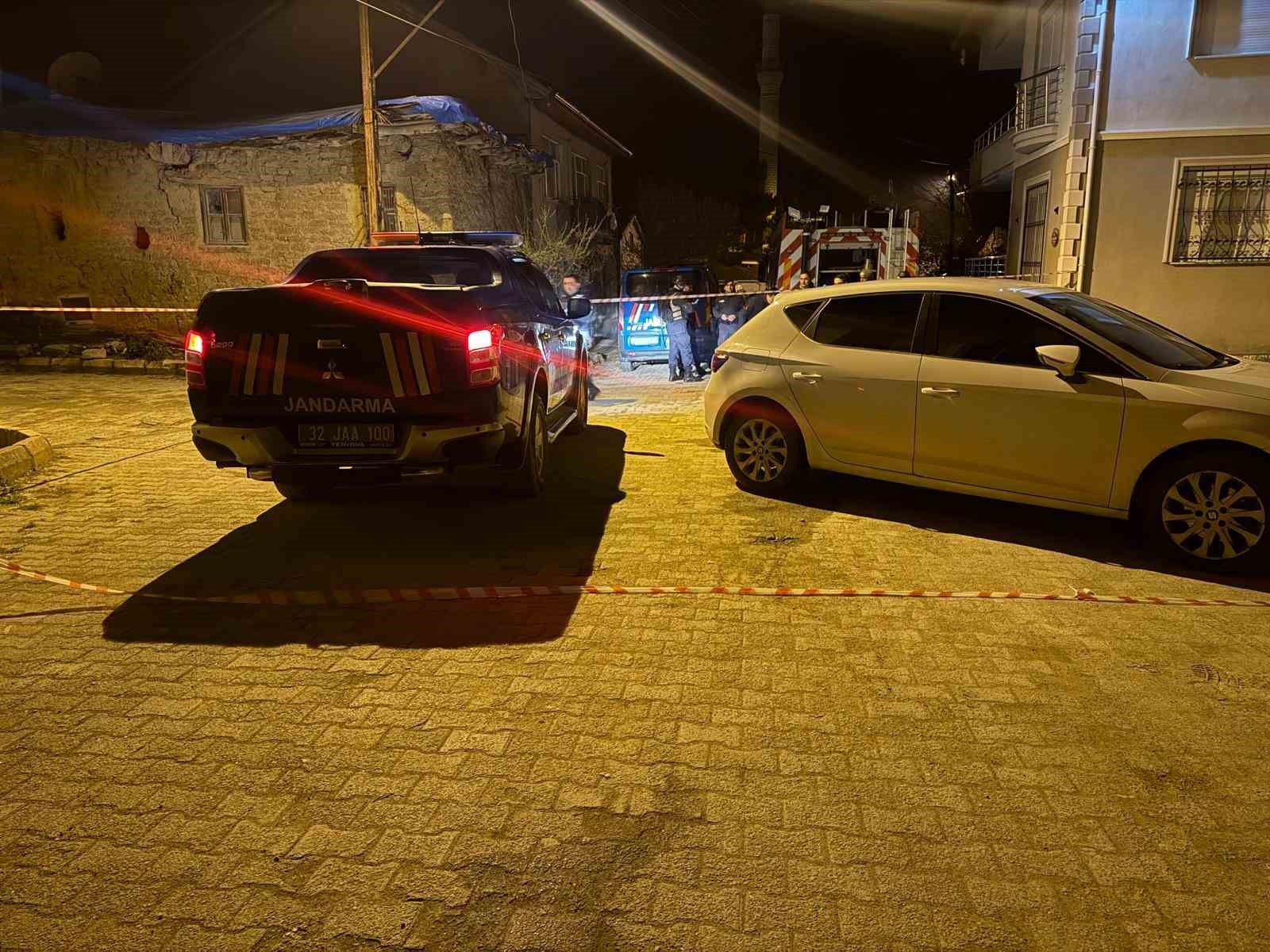 Isparta&rsquo;da 3 evi kundaklayıp başka bir eve giren yaşlı adam 10 saatte ikna edildi
