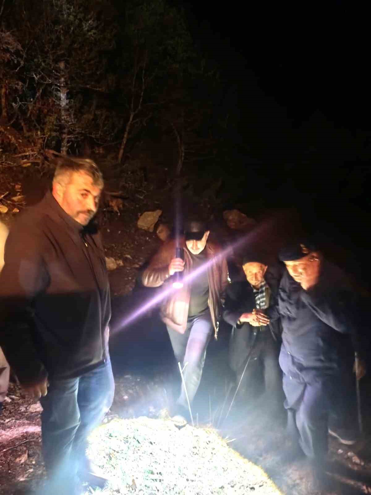 K&uuml;tahya&rsquo;da kayıp yaşlı şahıs k&ouml;y&uuml;nden 8 kilometre uzakta sağ olarak bulundu
