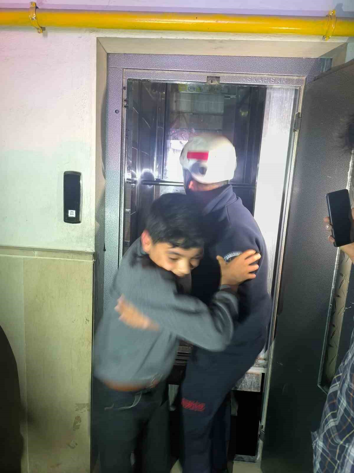 Asans&ouml;rde mahsur kalan 3 &ccedil;ocuk kurtarıldı
