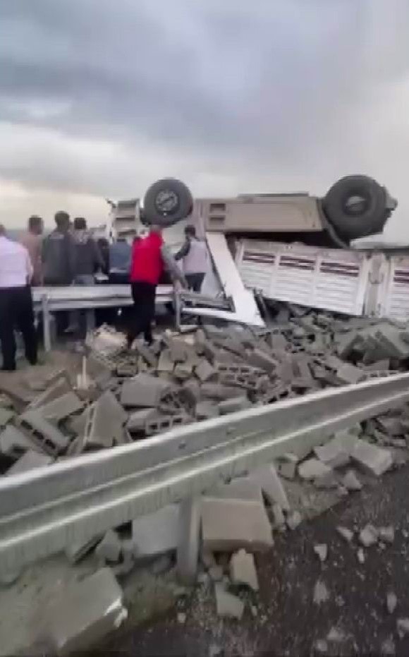 Diyarbakır&rsquo;da briket y&uuml;kl&uuml; tır yan yattı: 1 yaralı
