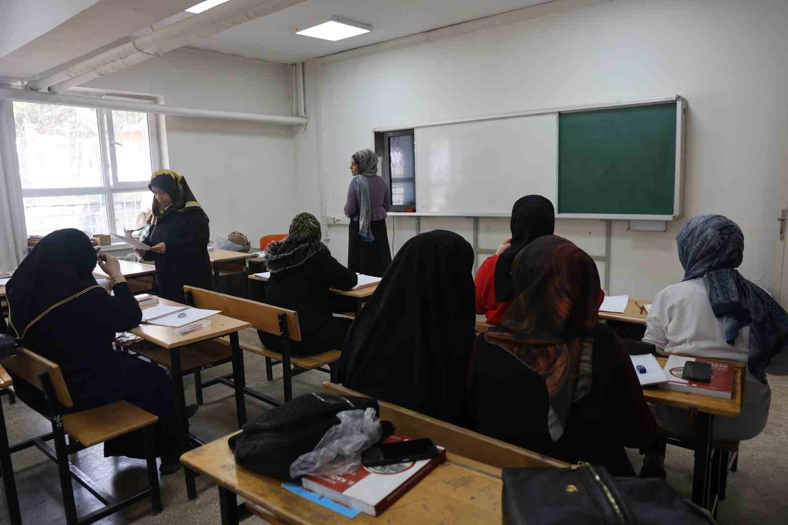 Elazığ’da okuma-yazma kursuna yoğun ilgi