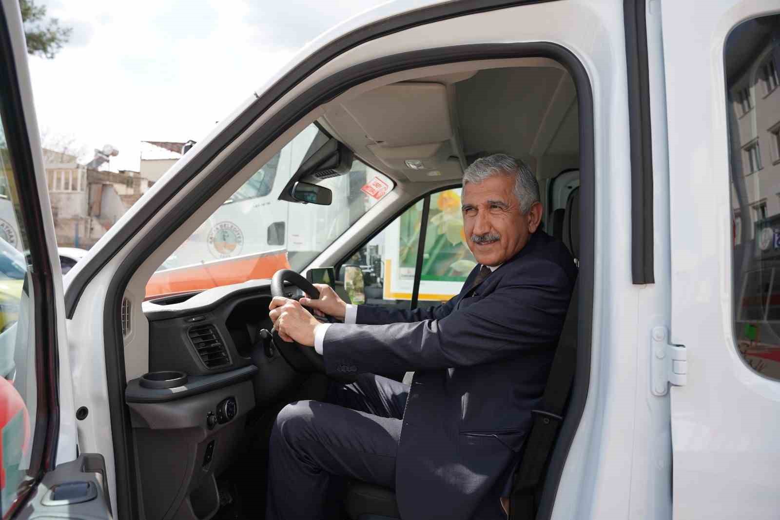 Kahta Belediyesi ara&ccedil; filosunu g&uuml;&ccedil;lendirmeye devam Ediyor
