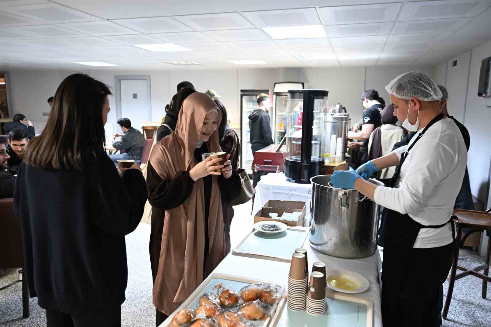 K&uuml;t&uuml;phanede sınavlara hazırlanan &ouml;ğrencilere Anadolu Kafe&rsquo;de sıcak mola
