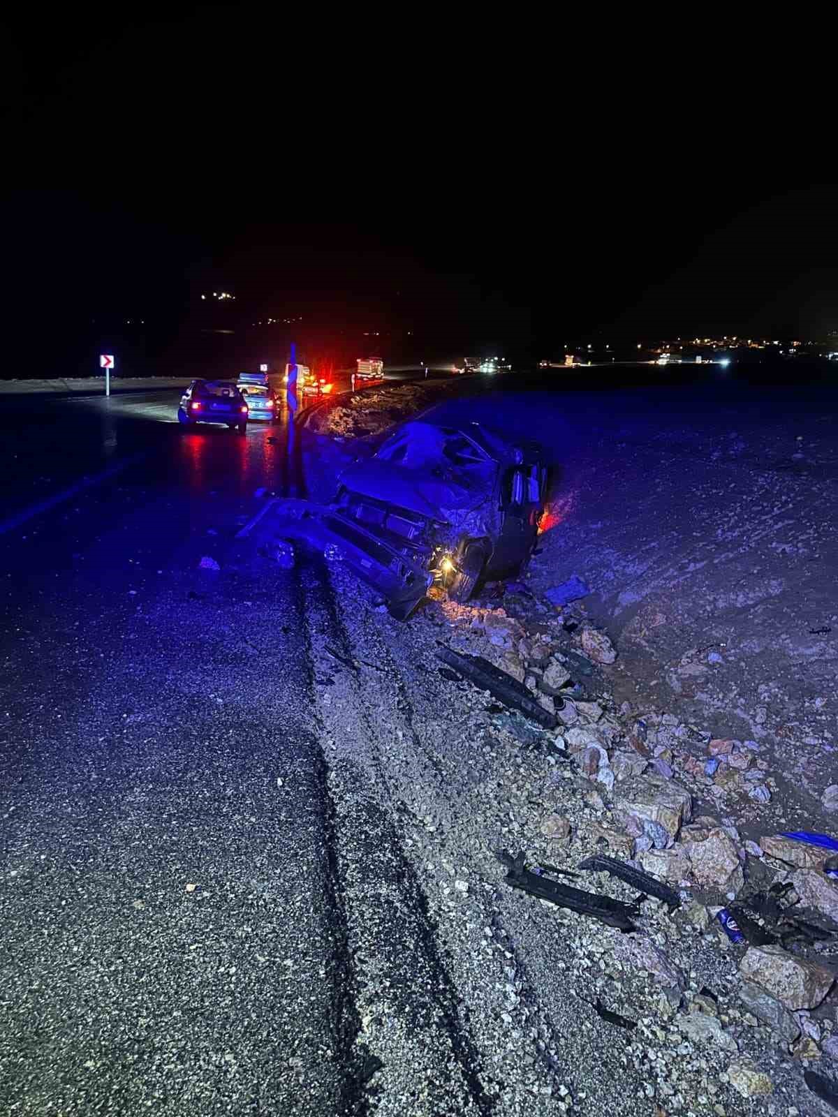 Hafif ticari ara&ccedil; şarampole yuvarlandı: 2 yaralı
