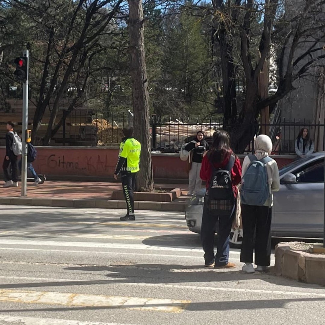 Gerede&rsquo;de okul &ccedil;evrelerinde denetimler sıkılaştırıldı
