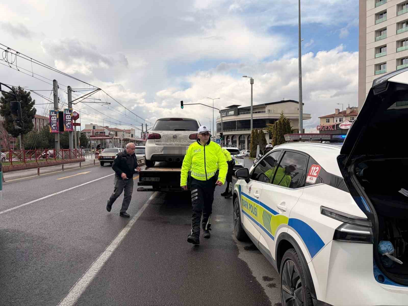 M&uuml;rekkep balığı egzozlu ara&ccedil; s&uuml;r&uuml;c&uuml;s&uuml;ne ceza
