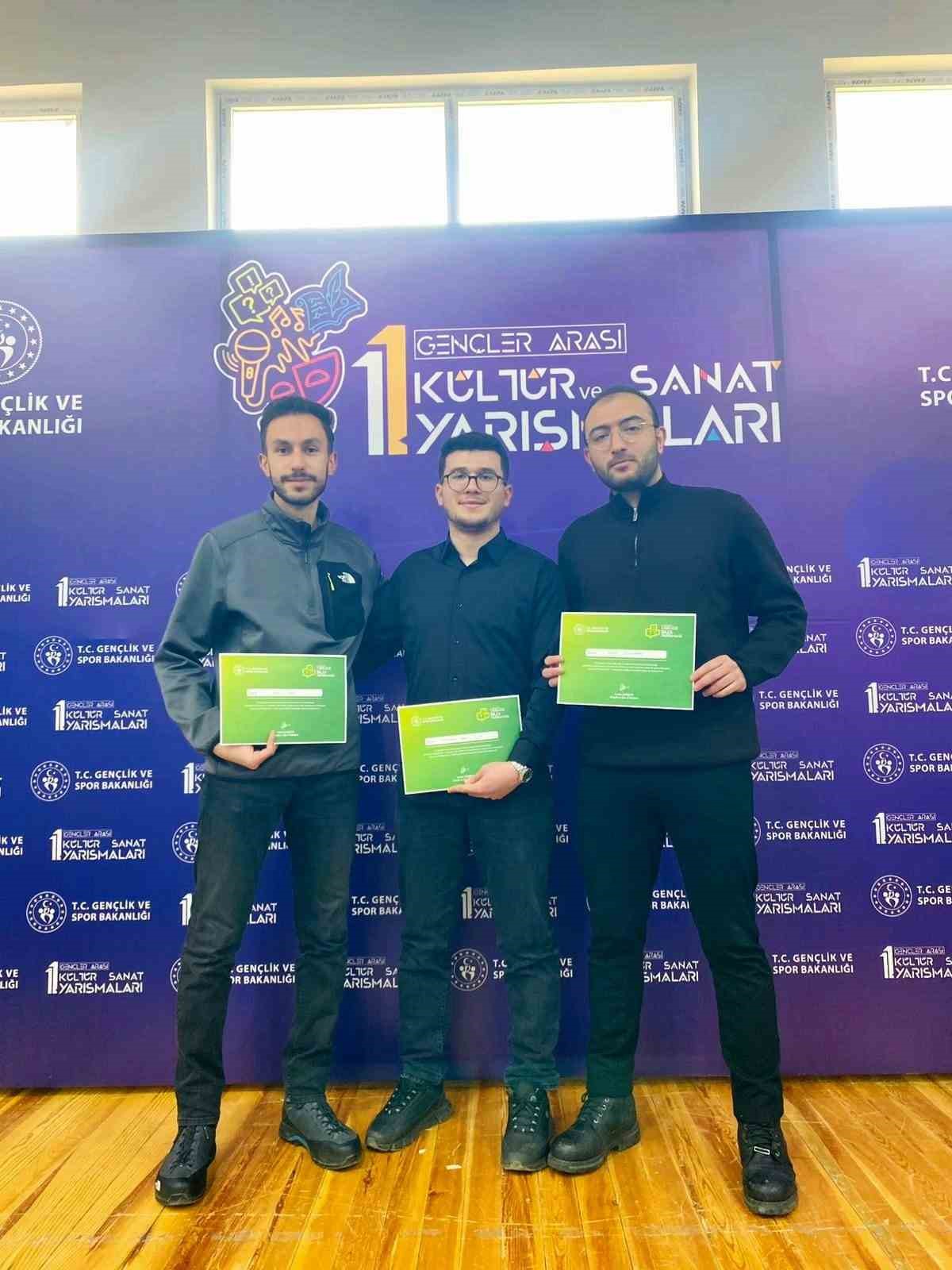 Hukuk Fak&uuml;ltesi &ouml;ğrencilerinin b&uuml;y&uuml;k başarısı
