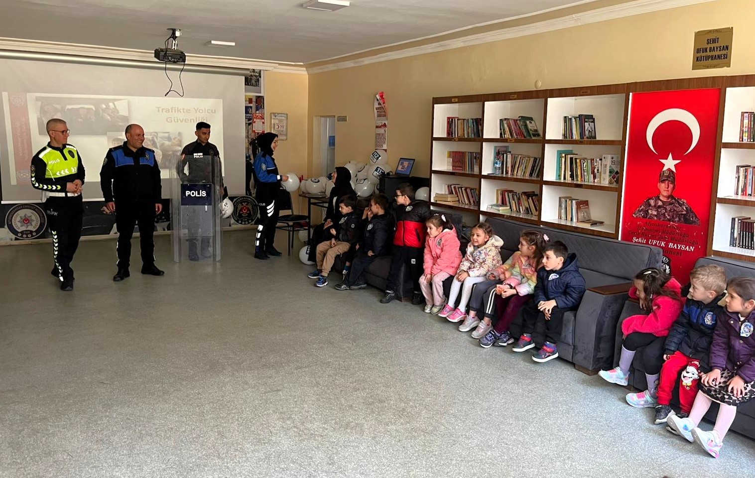 Polisten anaokul &ouml;ğrencilerine y&ouml;nelik eğitim
