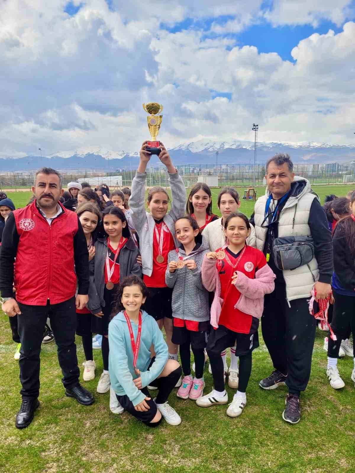 K&uuml;&ccedil;&uuml;kler Ragbi M&uuml;sabakaları tamamlandı
