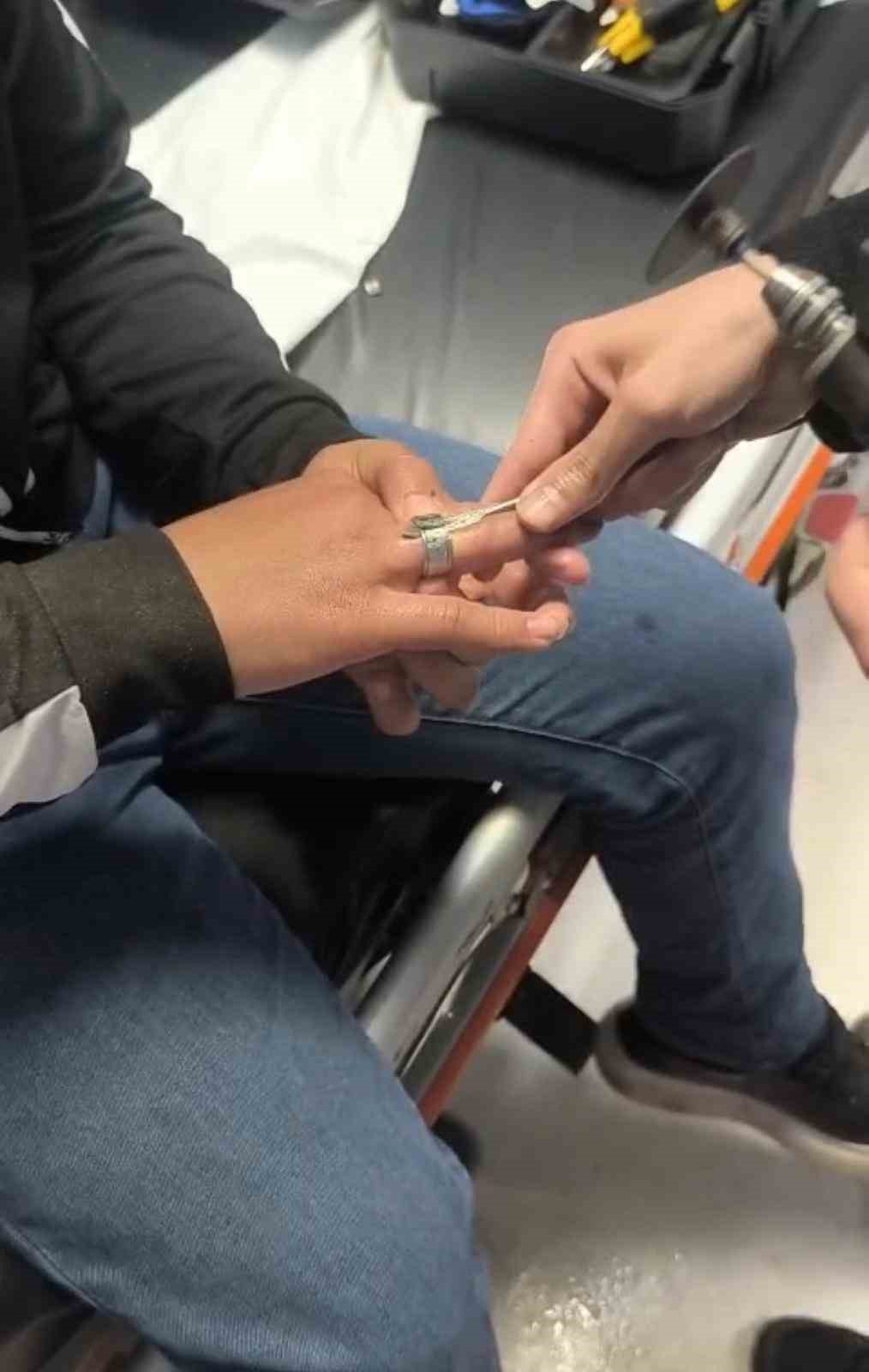 Batman&rsquo;da parmağa sıkışan y&uuml;z&uuml;k itfaiye ekiplerince &ccedil;ıkarıldı
