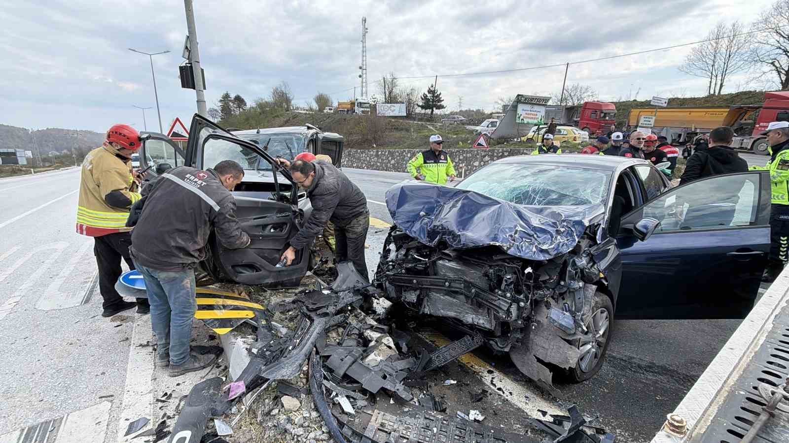 Kavşakta feci kaza: Ara&ccedil;larda sıkışan s&uuml;r&uuml;c&uuml;leri itfaiye kurtardı
