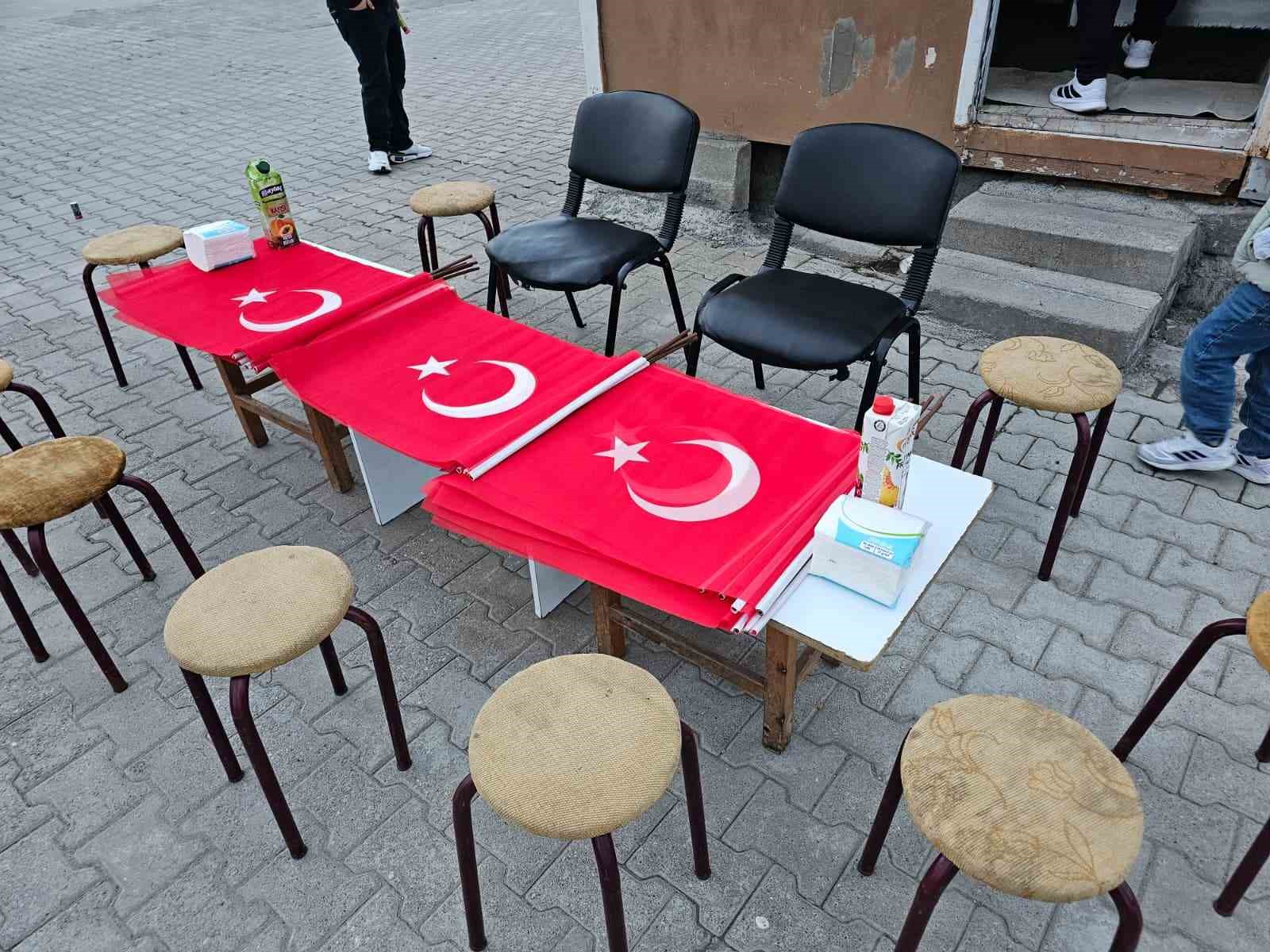 Bitlis’te kavga ihbarına gelen polislere pastalı sürpriz