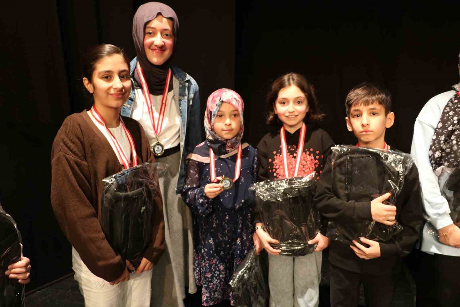 Erzurum&rsquo;da gen&ccedil;ler kitapla buluştu, &ouml;d&uuml;ller sahiplerini buldu
