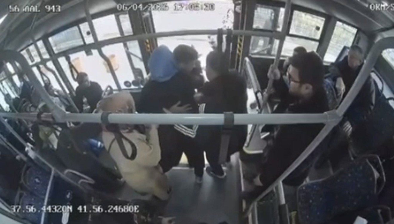 Otob&uuml;s şof&ouml;r&uuml; g&uuml;zergahı değiştirdi, fenalaşan yolcuyu hastaneye yetiştirdi
