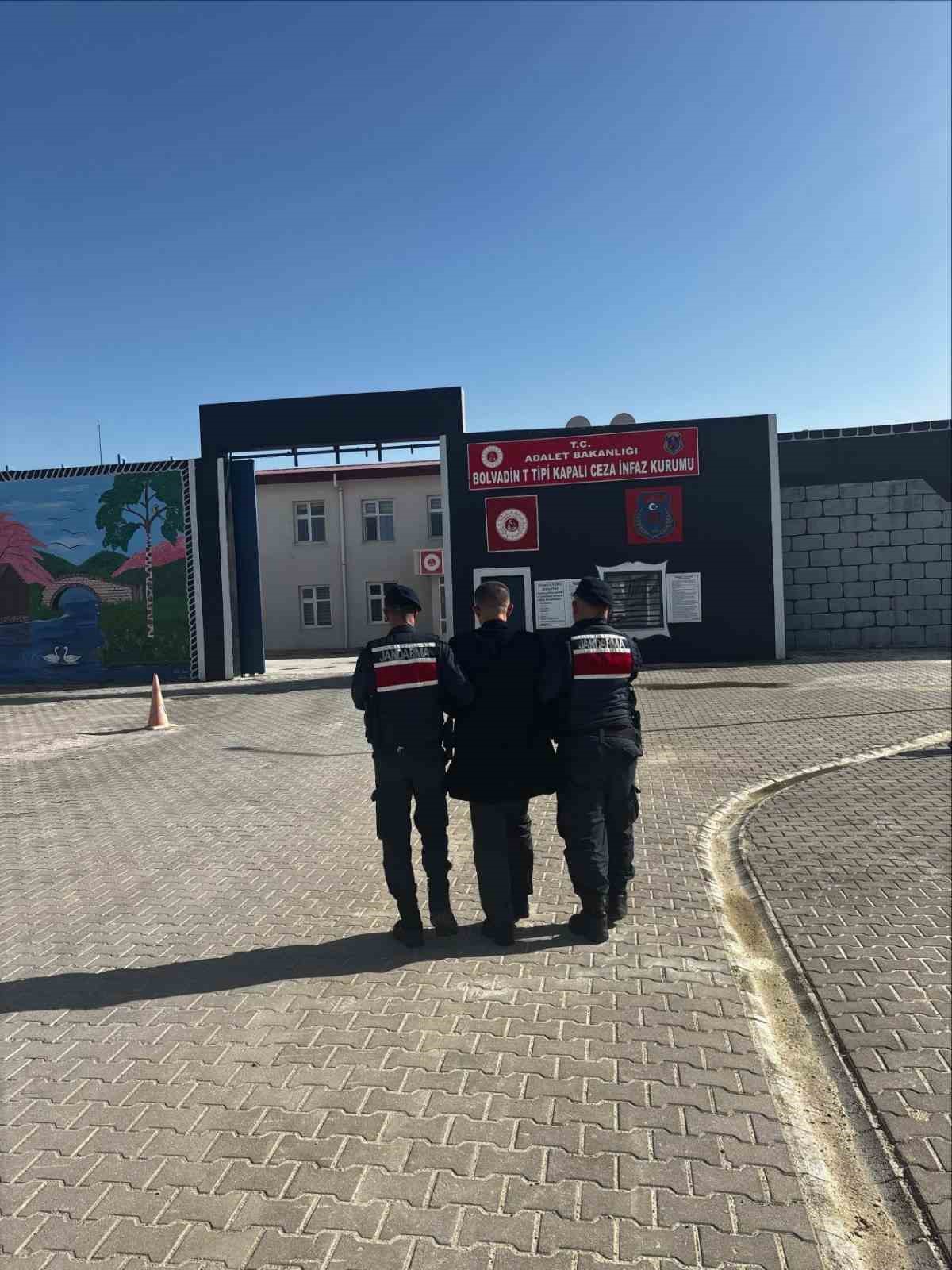 Jandarma &ccedil;eşitli su&ccedil;lardan aranan 45 kişiyi yakaladı
