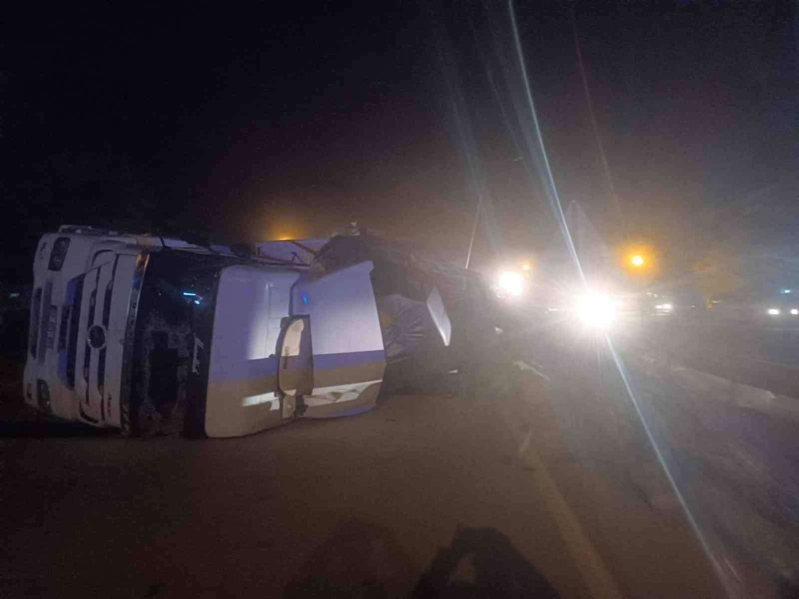 Virajı alamayan tır devrildi saman balyaları yola sa&ccedil;ıldı: 1 yaralı
