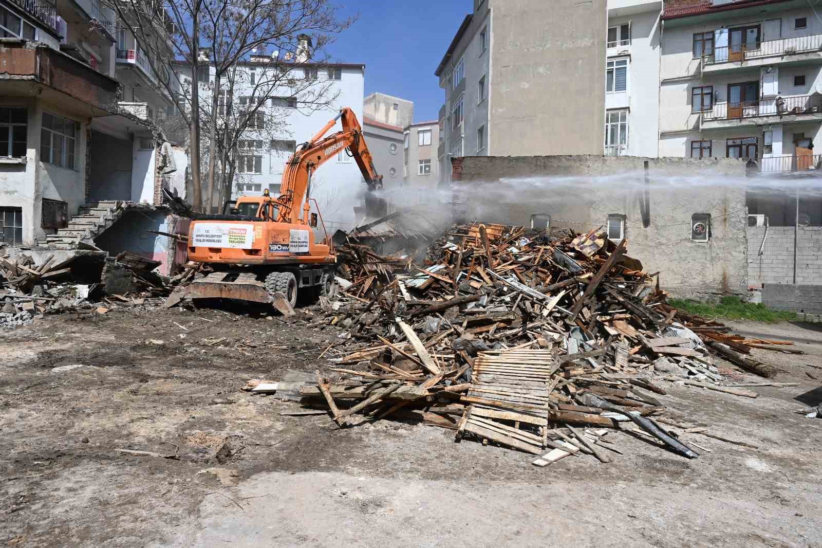 Isparta&rsquo;da katlı otopark projesinde metruk binalar yıkıldı, &ccedil;alışmalar hız kazandı
