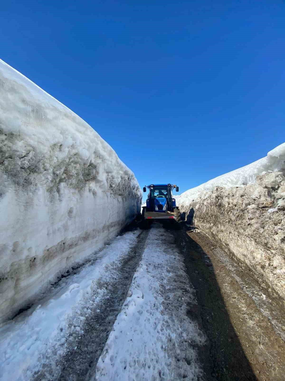 Faraşin Yaylası&rsquo;nda g&ouml;&ccedil;erlerin zorlu d&ouml;n&uuml;ş&uuml;: Karı hesaba katmayınca mahsur kaldılar
