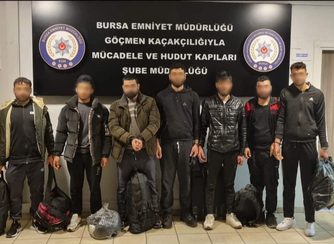 Bursa&rsquo;da kiralık evde ka&ccedil;ak g&ouml;&ccedil;men ağı polis operasyonuyla &ccedil;&ouml;kertildi
