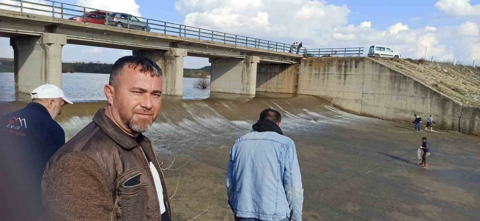 Akıntıya kapılan balıkları yakalamak için birbirleriyle yarıştılar