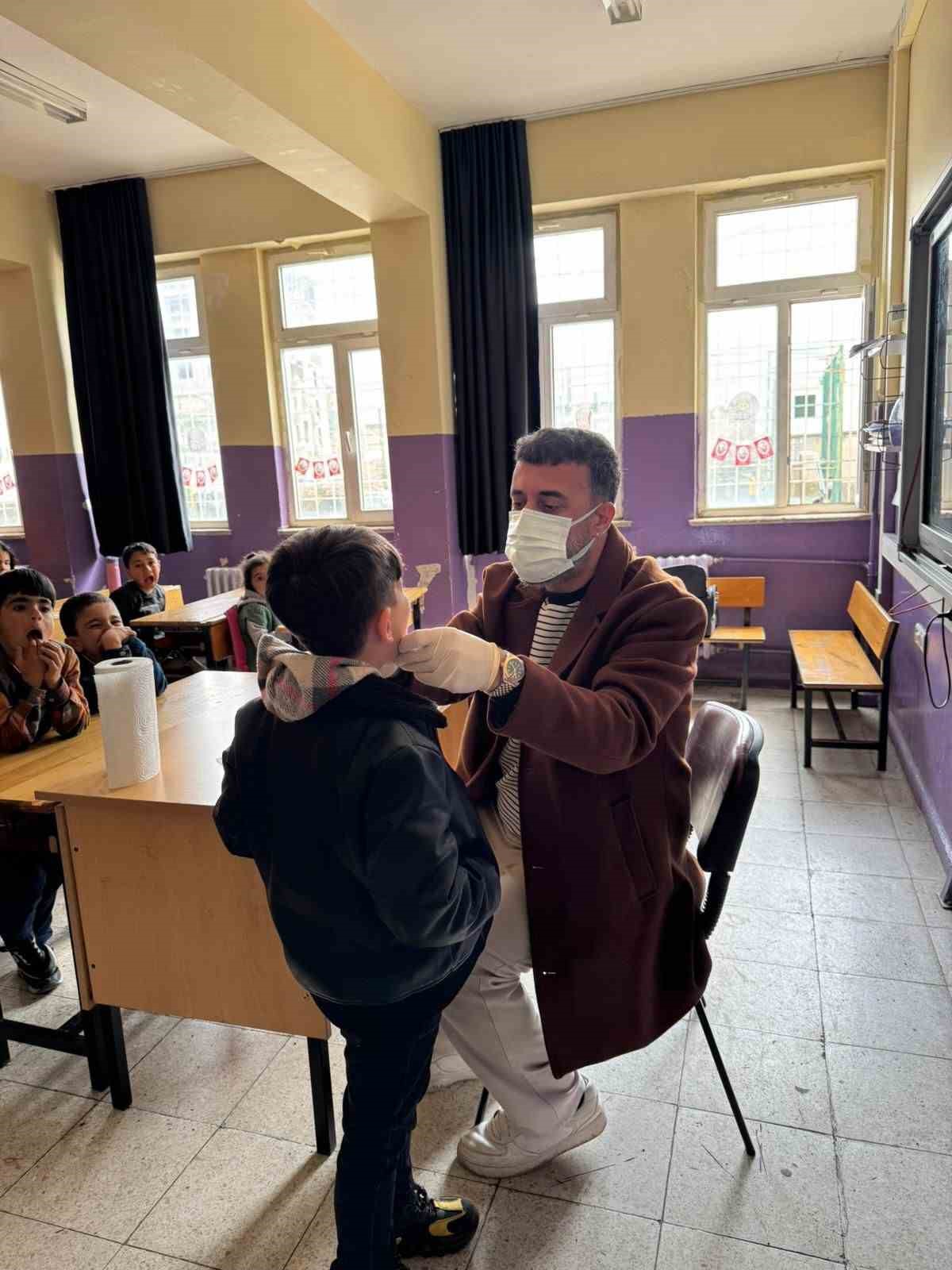 Diyarbakır’da öğrencilere ağız ve diş sağlığı taraması: 3 ayda 4 bin 456 öğrenciye ulaşıldı
