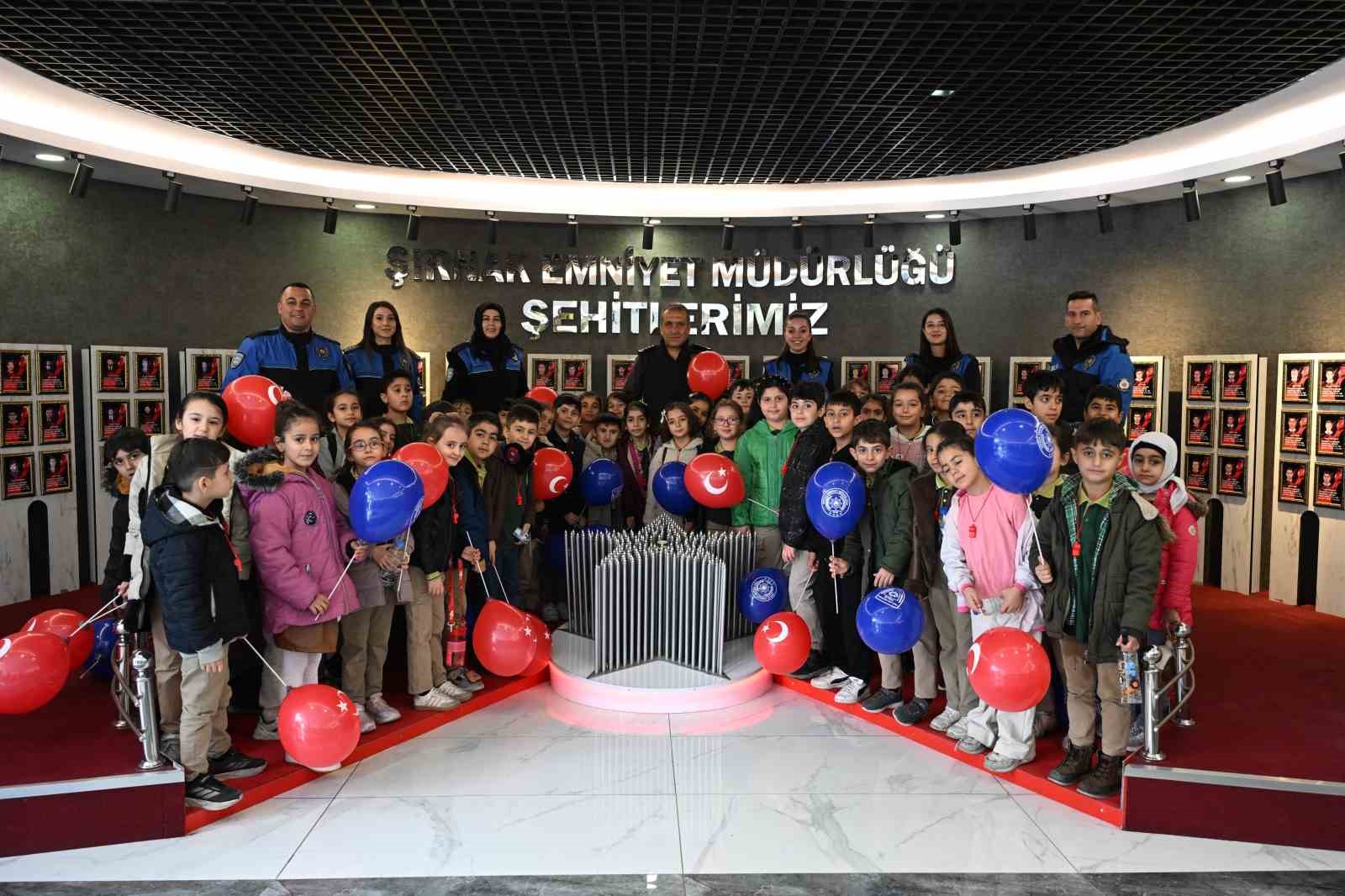 Minik &ouml;ğrencilerden Emniyet M&uuml;d&uuml;rl&uuml;ğ&uuml;ne Polis Haftası ziyareti
