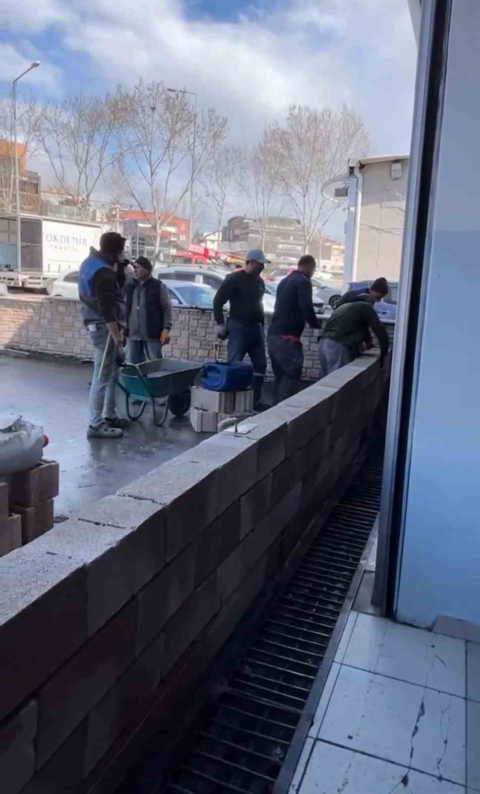 D&uuml;kkanın &ouml;n&uuml;ne duvar &ouml;rd&uuml;, kiracısı isyan etti: "Bizi a&ccedil;ık cezaevine &ccedil;evirdi"
