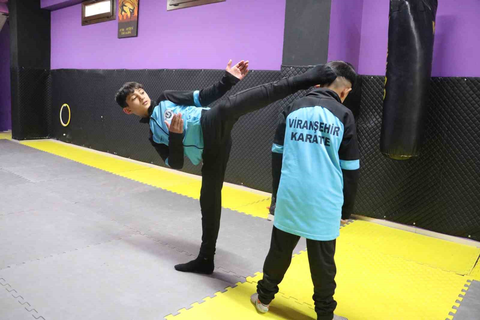 10 yaşındaki karateciden 20 madalyalık b&uuml;y&uuml;k başarı
