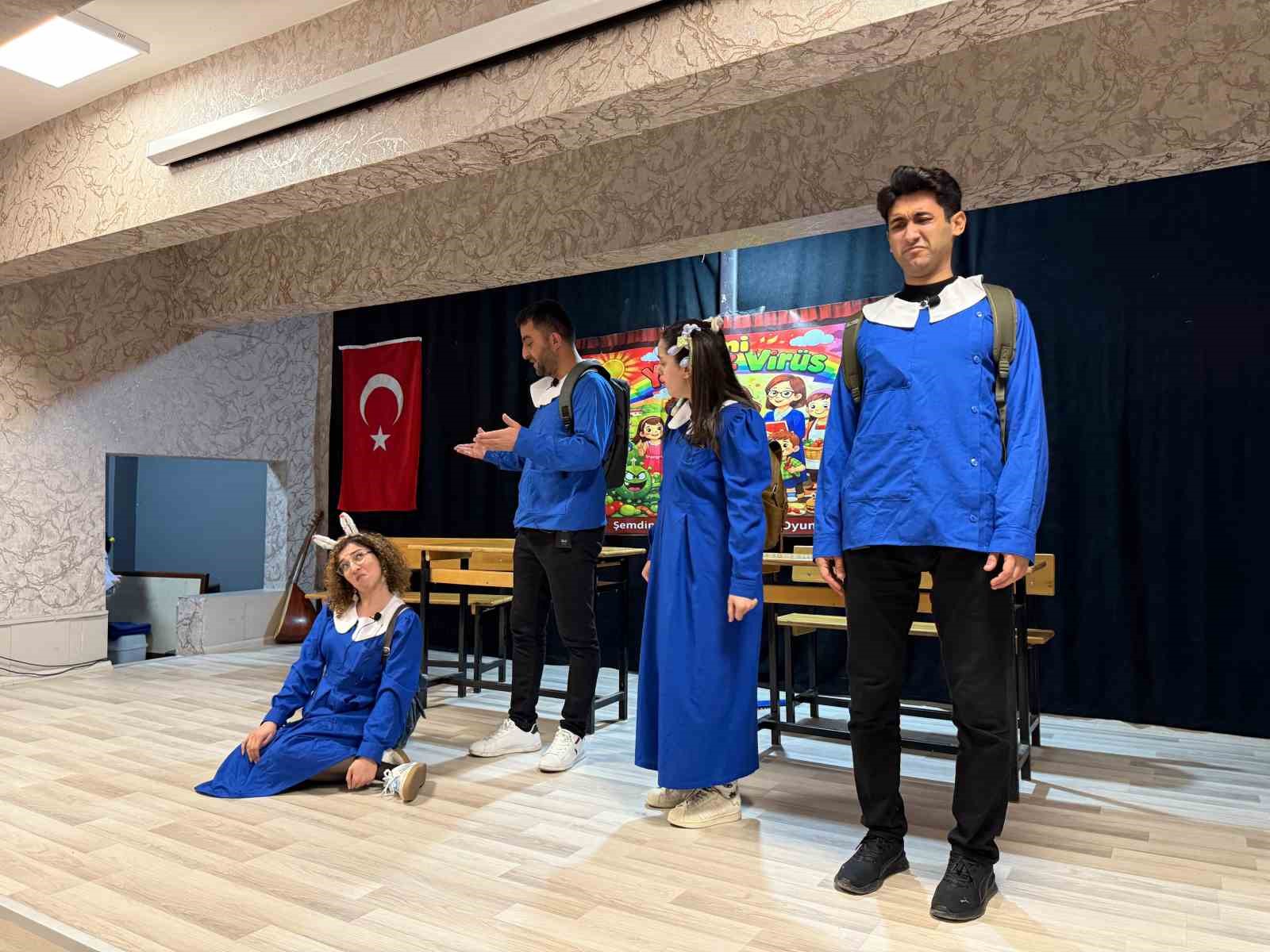 Minik kalplere tiyatro dokunuşu: "Seni Yaramaz Vir&uuml;s" oyunu b&uuml;y&uuml;k ilgi g&ouml;rd&uuml;
