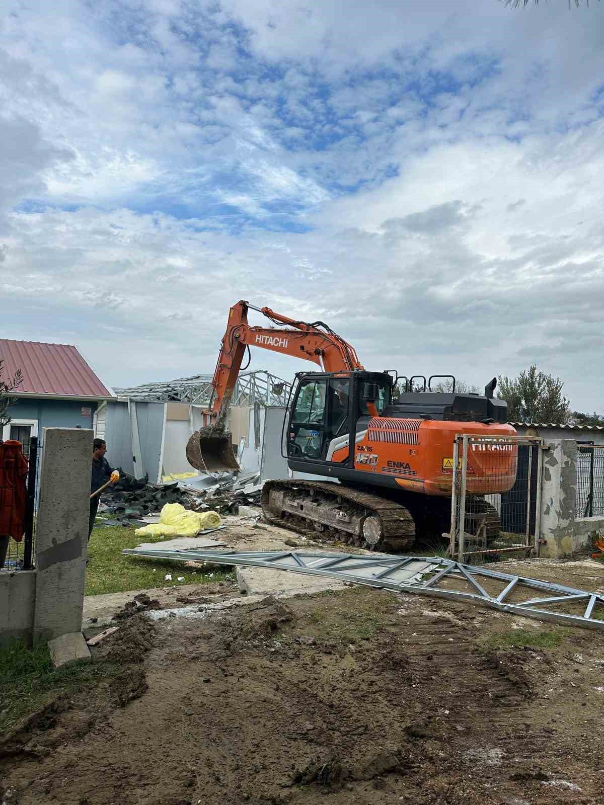 &Ccedil;anakkale&rsquo;de 21 ka&ccedil;ak yapı yıkıldı
