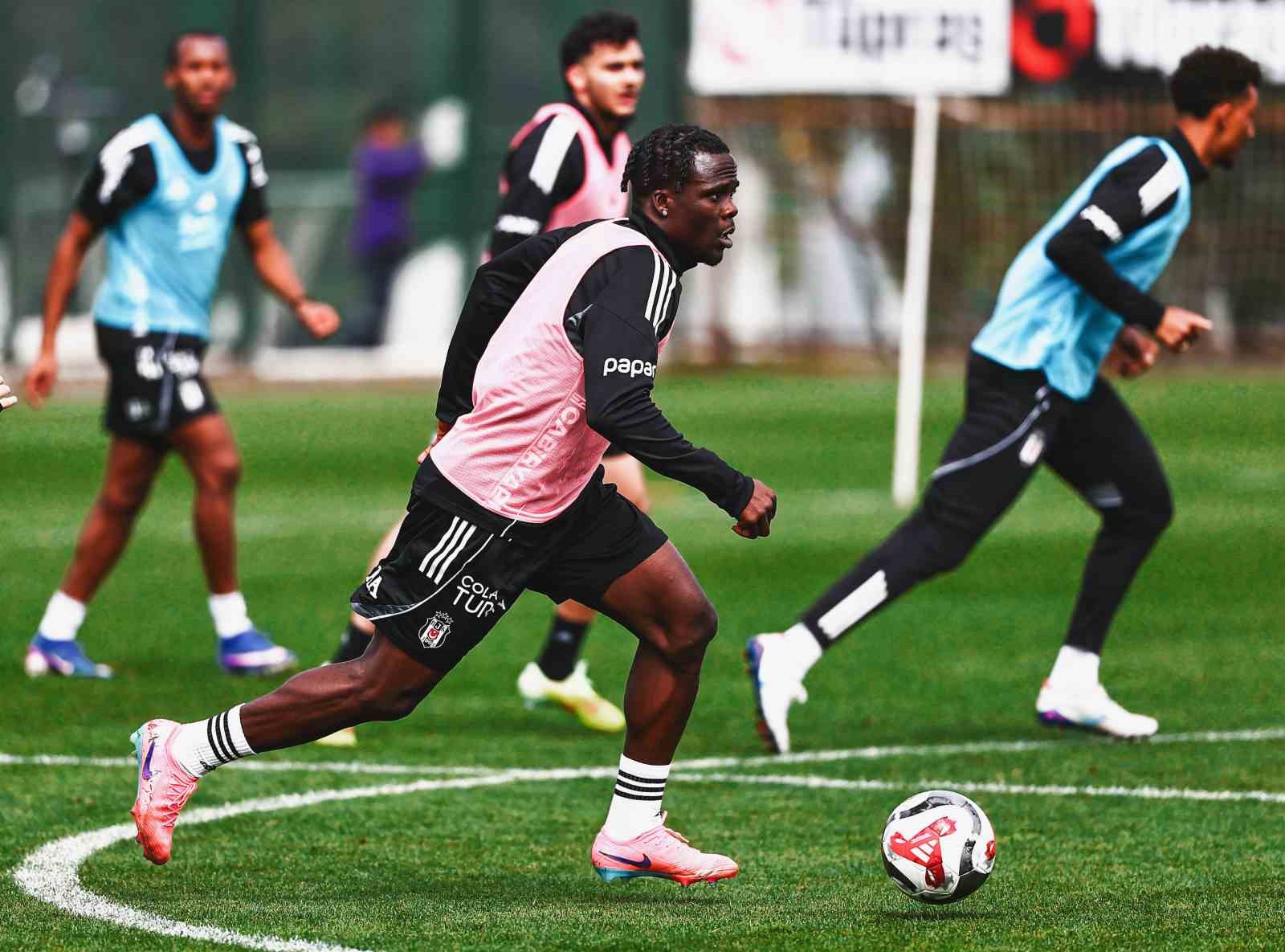 Beşiktaş, Antalyaspor ma&ccedil;ı hazırlıklarını s&uuml;rd&uuml;rd&uuml;
