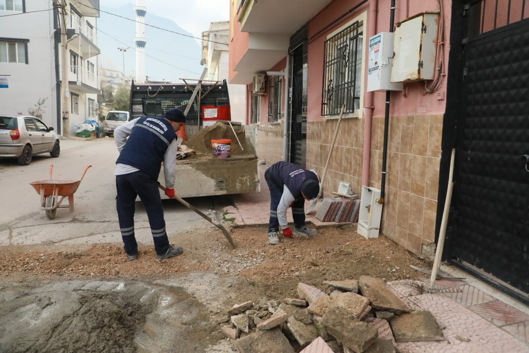 Şehzadeler&rsquo;de bozulan yol ve kaldırımlar i&ccedil;in ihale yapıldı
