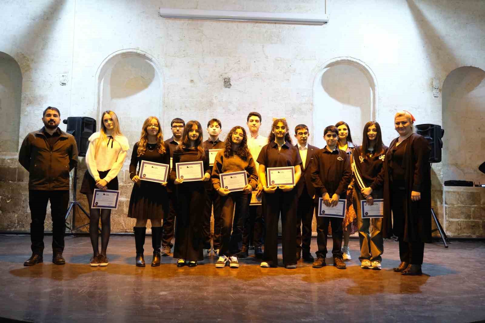 Minik ve genç piyanistler sahnede göz doldurdu