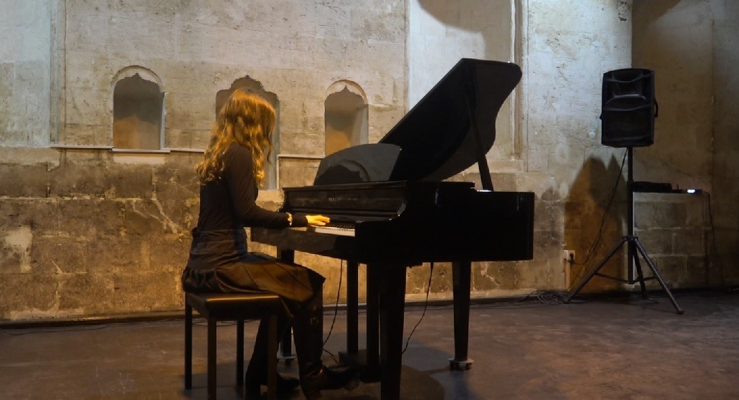 Minik ve gen&ccedil; piyanistler sahnede g&ouml;z doldurdu
