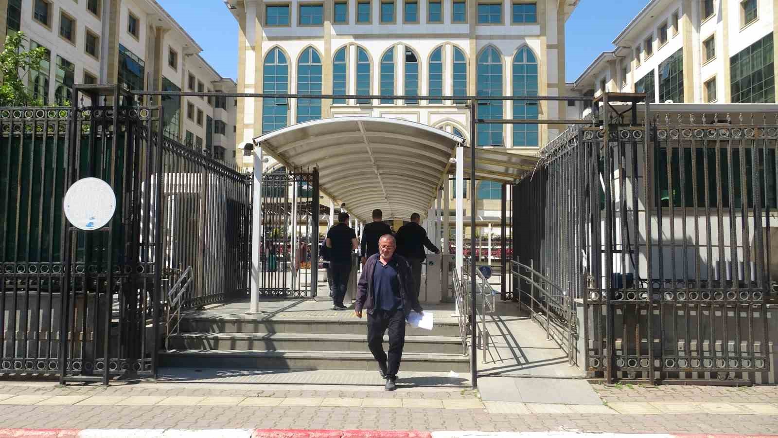 5 farklı isimle 60 yıl yaşadı: Kendini bulmak i&ccedil;in a&ccedil;tığı davada mahkemenin kabul&uuml; umutlarını yeniden yeşertti
