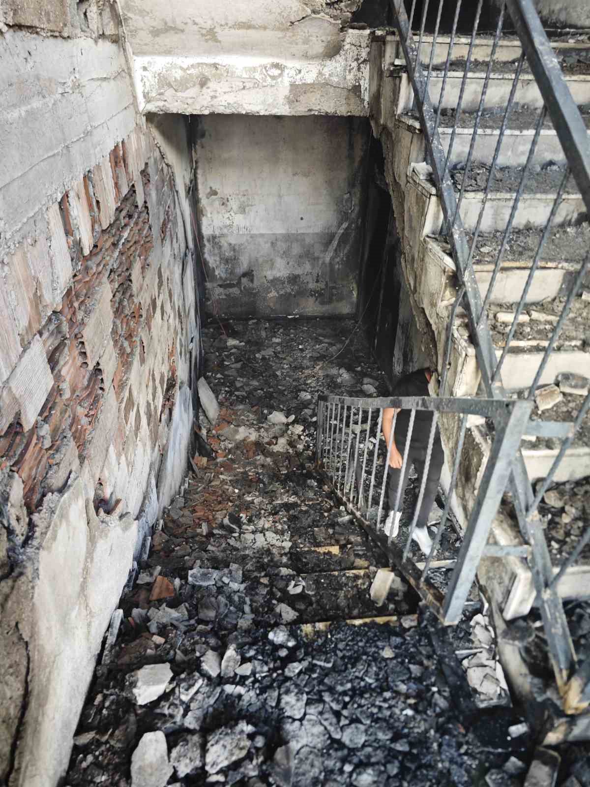 Mardin&rsquo;de m&uuml;stakil evde &ccedil;ıkan yangında 4 kişi dumandan etkilendi
