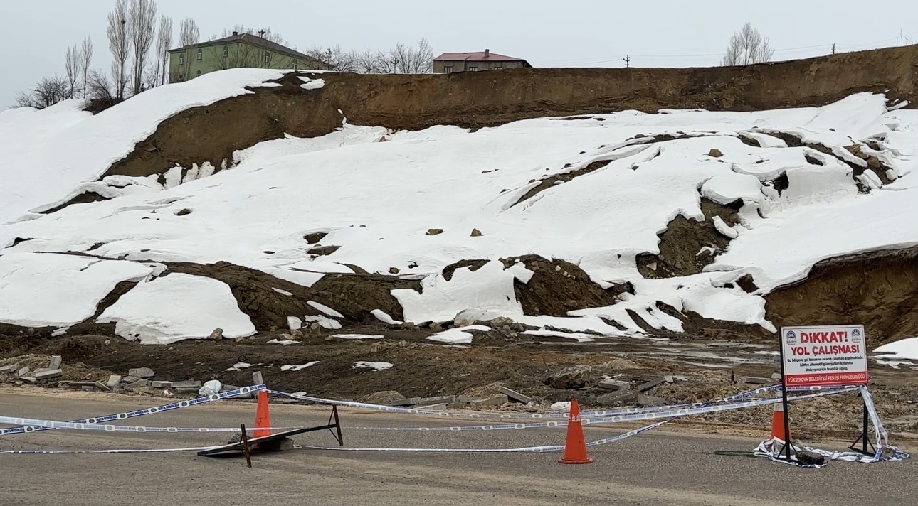 Y&uuml;ksekova&rsquo;da heyelan b&ouml;lgesinde &ccedil;alışmalar s&uuml;r&uuml;yor
