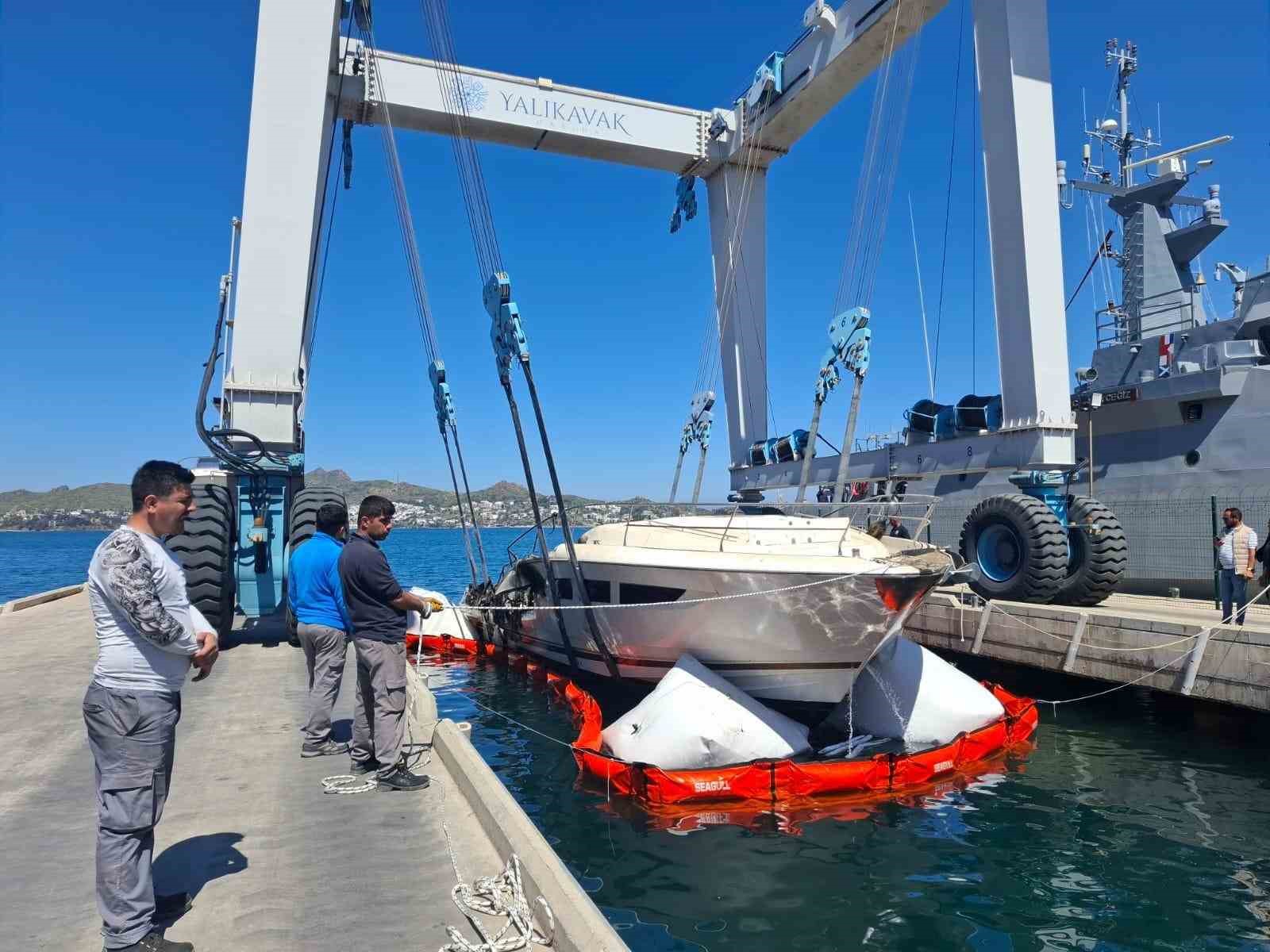Yanan teknelerin enkazları kaldırılıyor
