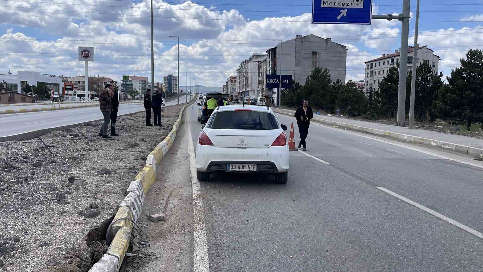 Otomobilin &ccedil;arptığı kız &ccedil;ocuğu ağır yaralandı
