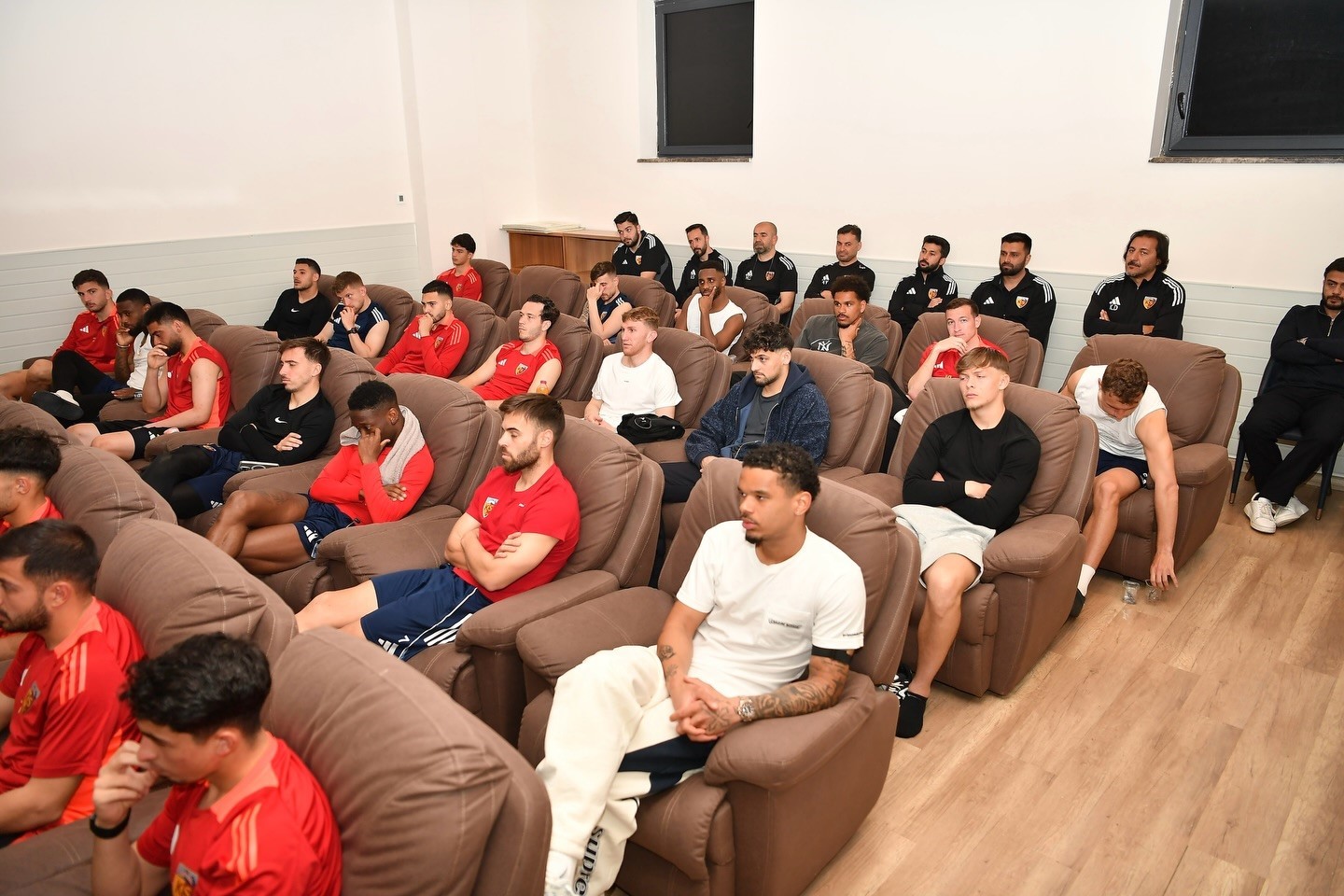 Başkan B&uuml;y&uuml;kkılı&ccedil;&rsquo;tan zorlu ma&ccedil; &ouml;ncesi Kayserispor&rsquo;a &lsquo;moral&rsquo; ziyareti
